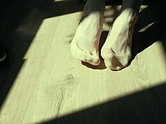 Video sockjob POV dengan teman wanita panas dan kakinya. Sempurna untuk fetish kaki