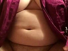 Сексуально красивая толстая девушка-подросток раздевается и мастурбирует в HD порно видео