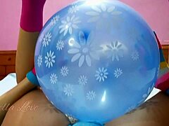 Η άτακτη ξανθιά θετή αδελφή απολαμβάνει μια σφαίρα για να ανοίξει ένα μπαλόνι σε αυτό το νέο viral βίντεο