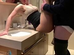 Un couple amateur se déchaîne dans la salle de bain avec une grosse bite