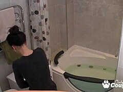 Voyeur fångar tunn tonåring som tar ett bad på dold kamera
