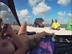 La telecamera nascosta di Mr. Kiss cattura una vista nuda della spiaggia di una coppia esibizionista