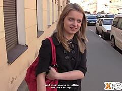 Ruský castingový agent má sex se štíhlou blondýnkou před kamerou