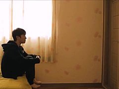 יפהפייה קוריאנית נהיית שובבה בסרטון לוהט