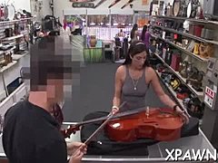Amatørpige får sin våde fisse kneppet i en butik