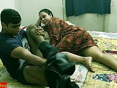Η ώριμη Ινδή θεία πηδιέται σκληρά από τον νεαρό ανιψιό της, παρακαλώ μην εκσπερματώσετε μέσα