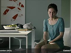 נורה וונלדסטייטן, סלבריטאית, מציגה את החזה הקטן שלה בסרטון בטופלס