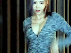 アジアの美女が熱いビデオで彼女の動きを披露しています