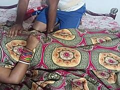 Dans une vidéo porno, une femme indienne bengali se livre à des discussions coquines et à des jeux de rôle
