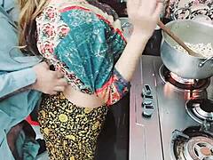Soţia indiană este pătrunsă în fund de soţul ei în timp ce găteşte