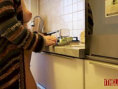 A vonzó feleség meztelenül főz a konyhában