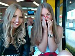 Blonde teenagesøstre går nøgne offentligt efter kameraet