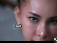 Az ázsiai pornóvideó egy női bokszolót mutat be, akit megbasznak és különböző szexuális pozíciókban uralnak