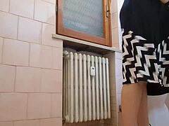 Плавокосе девојке показују своју срушену одећу у јавном тоалету