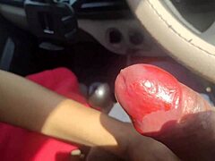 Mlado Indijanko v vročem avtomobilski sceni seksa s partnerjem njenega prijatelja