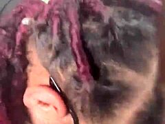 En rodet hoved- og halshandling med min tykke tøs i denne HD-video