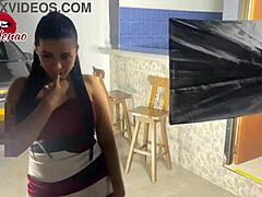 Una adolescente española con grandes nalgas es provocada y follada