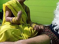 Isorintainen intialainen tytärpuoli panee kuumaa opettajaansa oikeassa roolipelissä