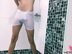 18-årig homofil fyr nyter en varm dusj i hvitt