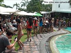 Filippinsk asiatisk turist får ett överraskningsbesök på Orchids Hotel
