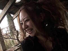 Azjatycka laska oddaje się dzikiej i dzikiej sesji japońskiego seksu