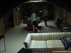 Nastoletnia dziewczyna zostaje przyłapana na seksie z chłopakiem od tyłu