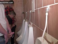 Homoseksuel trekant uden kondom med deepthroat og sperm-spisning på offentlig toilet