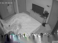 Špionážní kamera zachytí dívku při činu v její ložnici
