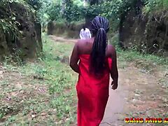 Africká kráska zvedená reverendom pre vášnivé stretnutie v lese