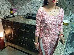 Праздничный тройничок индийских женщин с мужем и свояком включает анальный секс и грязные разговоры