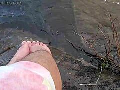 미카의 크고 털이 많은 발이 물속에서 맨발로 놀아요