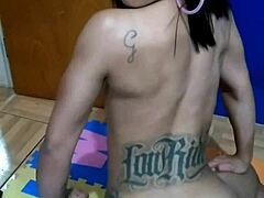 Anjinha tatoverer for første gang med en dildo i sensuell stilling