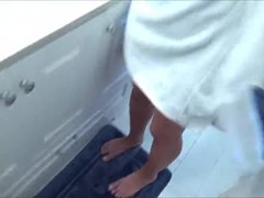 Ibu tiri yang curang mendapat pantatnya ditumbuk dan dipenuhi air mani dalam video tegar ini