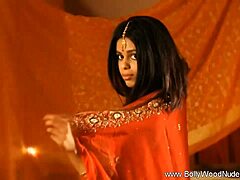 HD-Video eines sinnlichen Tanzes von indischen Milfs
