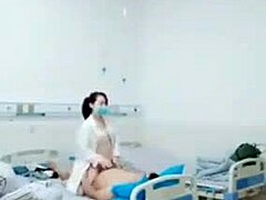 Große Titten Krankenschwester und Patient befriedigen sich anal