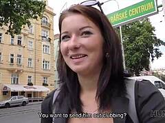 Egy amatőr pár szerencsét nyer egy fiatal cseh lánnyal pénzért
