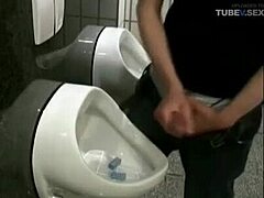 Una mora tetona fa sesso orale e ingoia sperma in un bagno pubblico