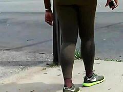 Africká kráska v high-definition leggings předvádí své kulaté hýždě