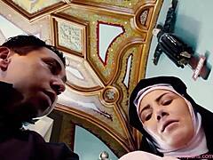 Espanjalainen nunna Raymunda tunnustaa märät fantasiansa papille eroottisessa videossa