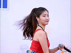 Une fille asiatique séduisante se déshabille dans une vidéo de camgirl chaude