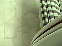 Ukryta kamera w łazience rejestruje gorący seks