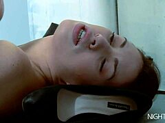 Brunette mit natürlichen Brüsten bekommt Deepthroat und wird auf einer öffentlichen Toilette gefickt