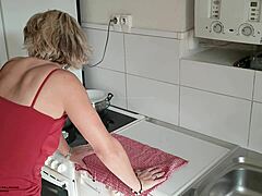 Зрялата мащеха с големи цици и космата вагина се изцапа в кухнята