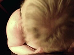 Jenna Jaymes, prsatá blondýnka, se zabývá velkým penisem a dostane se na sebe semene