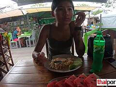 Une adolescente amateur thaïlandaise fait plaisir à son petit ami en le doigtant et en lui faisant une pipe