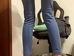 Mojar mis pantalones y cosas: un video porno de mí orinando en todo