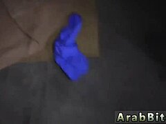 Αραβική έφηβη με στολή κάνει δημόσια πίπα και πέφτει 23 χιλιόμετρα