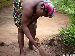 Afrikalı ev hanımı, kayınbiraderiyle açık havada seks yapıyor