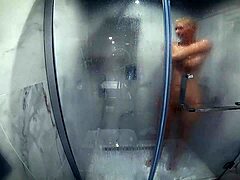 Tajná kamera zachycuje hubenou evropskou milfku, jak se sprchuje