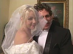 Фетиш на атласное свадебное платье исполняется в групповом сексе